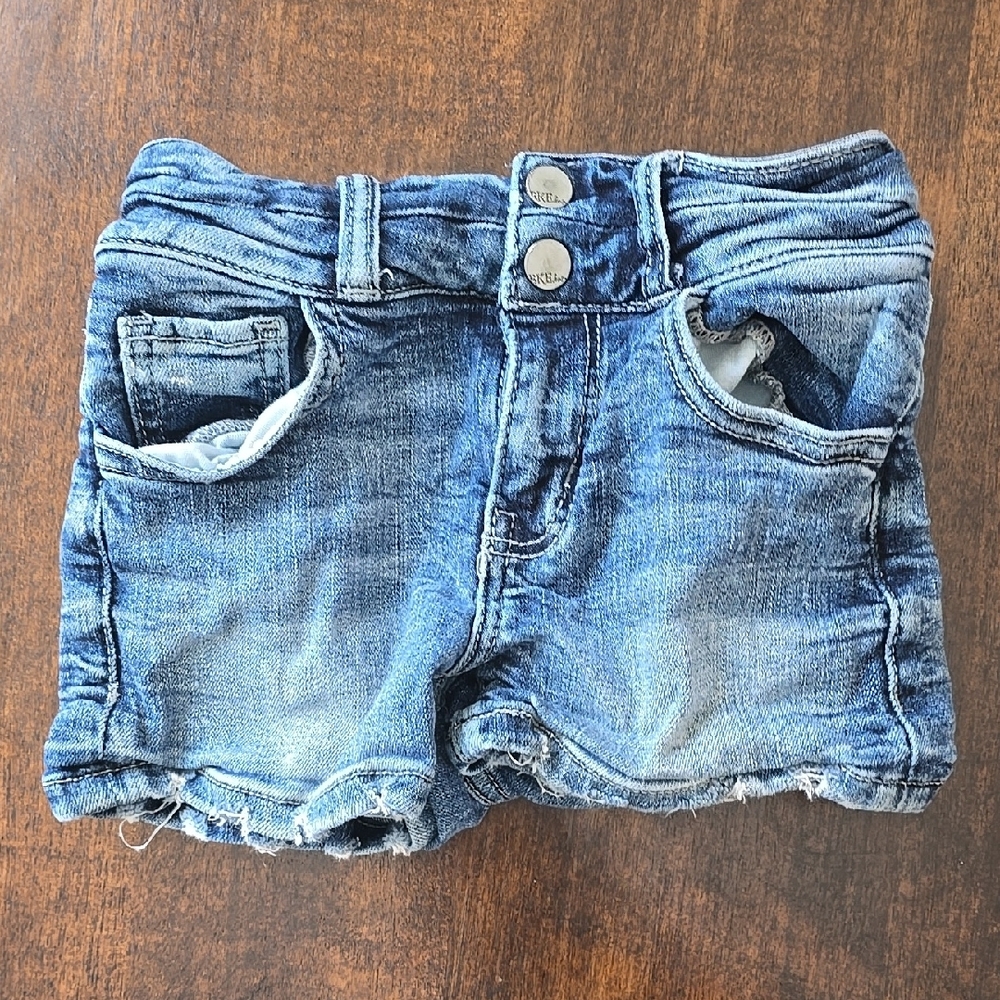 Blue Vintage-Inspired Denim Shorts with Frayed Hem